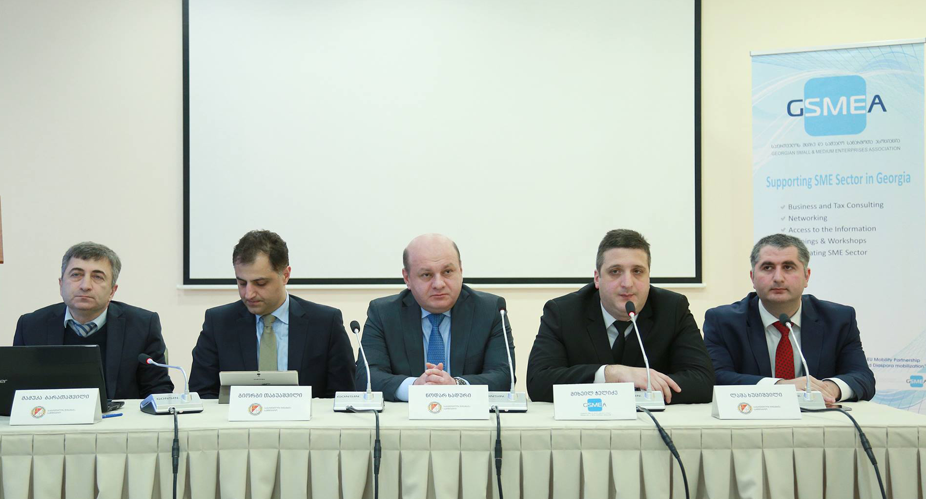 ფინანსთა მინისტრი ნოდარ ხადური მცირე და საშუალო საწარმოთა ასოციაციის წევრებს შეხვდა