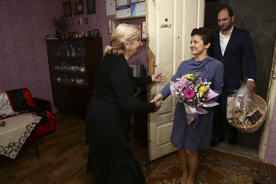 თეა წულუკიანმა 8 მარტი ყოფილ პატიმარ ქალს მიულოცა
