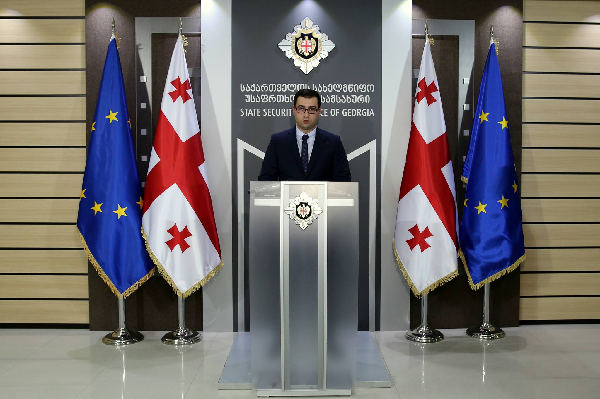 სუს-ის უფროსის მოადგილის სახელით თაღლითობის ბრალდებით,  ანტიკორუფციულმა სააგენტომ ორი პირი დააკავა