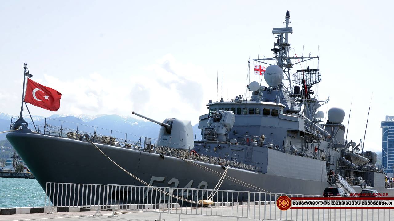 თინათინ ხიდაშელი ბათუმში თურქეთის საზღვაო ფლოტის ფრეგატზე გამართულ მიღებას დაესწრო