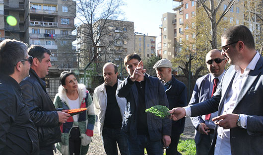 საბურთალოს რაიონის გამგებელი საირმეზე მცხოვრებ ახალგაზრდებს დაზიანებული სპორტული მოედნის რეაბილიტაციას დაჰპირდა