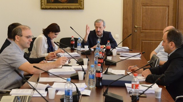 პარლამენტში პირადი ცხოვრების საიდუმლოების გასაჯაროებისთვის სასჯელის გამკაცრებაზე იმსჯელებენ