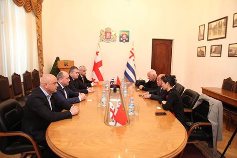 არჩილ ხაბაძე ოთარ დანელიასთან ერთად ჩინეთში ჩაის მწარმოებელი უმსხვილესი კომპანიის „იუნანის დანხუნ ჯგუფის“ პრეზიდენტს შეხვდნენ