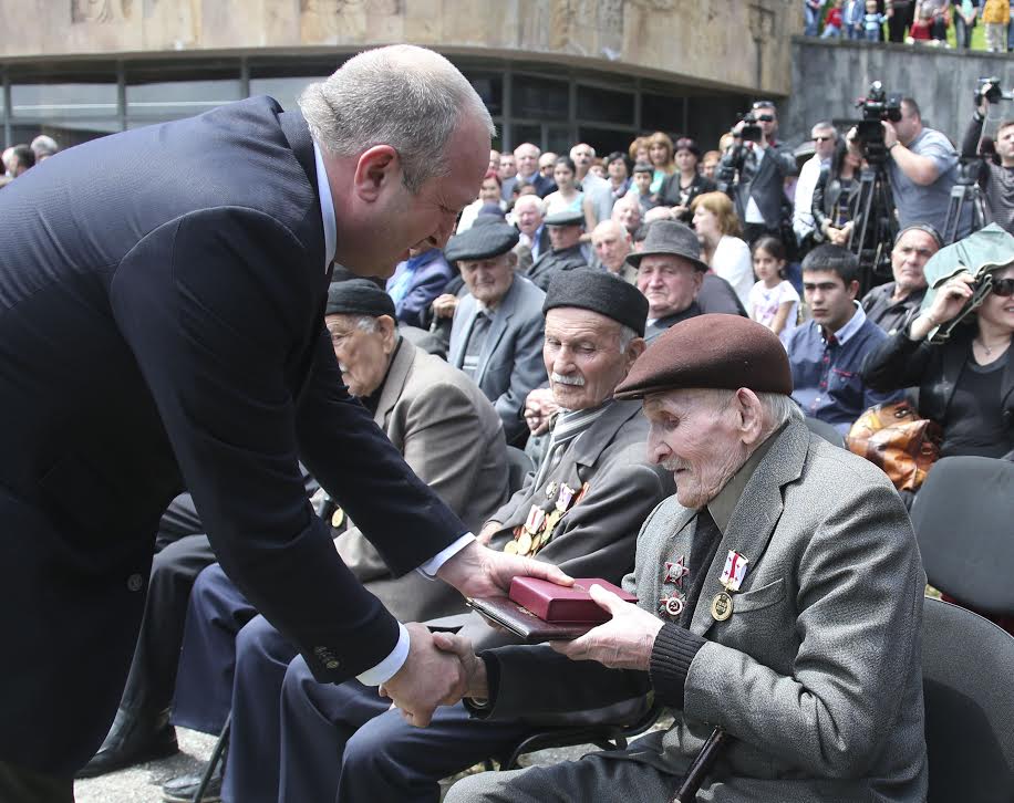 პრეზიდენტმა გურჯაანში მეორე მსოფლიო ომის მონაწილეები ღირსების ორდენით დააჯილდოვა 