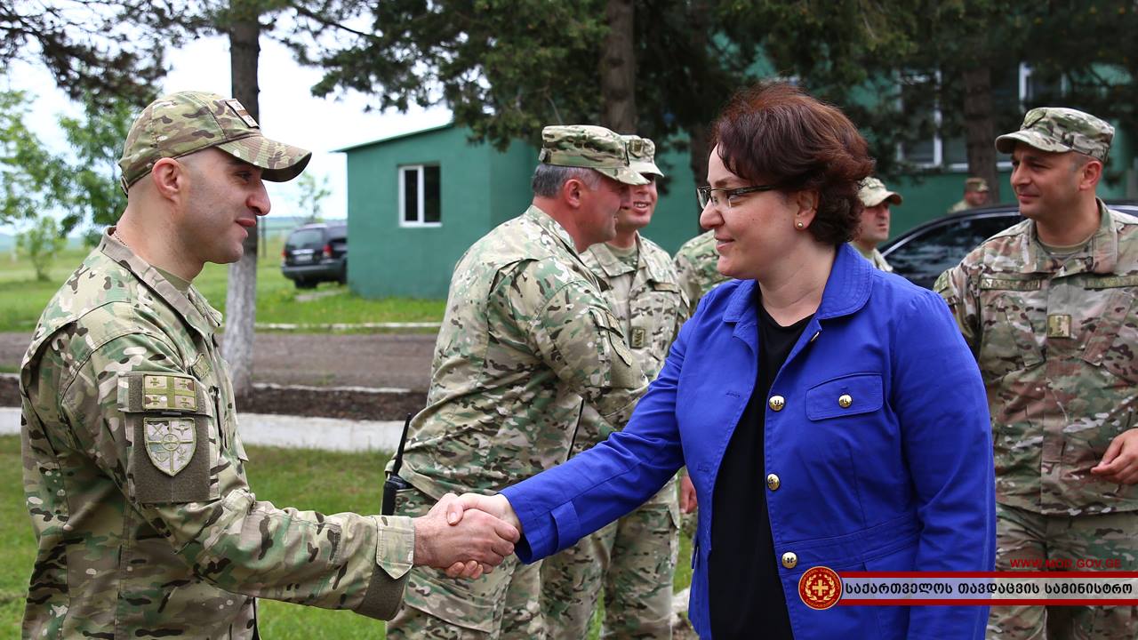 თინა ხიდაშელი ბოლნისში, პირველადი საპარაშუტო მომზადების კურსის გამოშვების საზეიმო ცერემონიალს დაესწრო