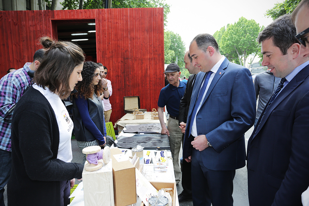 დიმიტრი ქუმსიშვილმა ეკონომიკის სამინისტროს მიერ წარმოდგენილი სტენდები დაათვალიერა