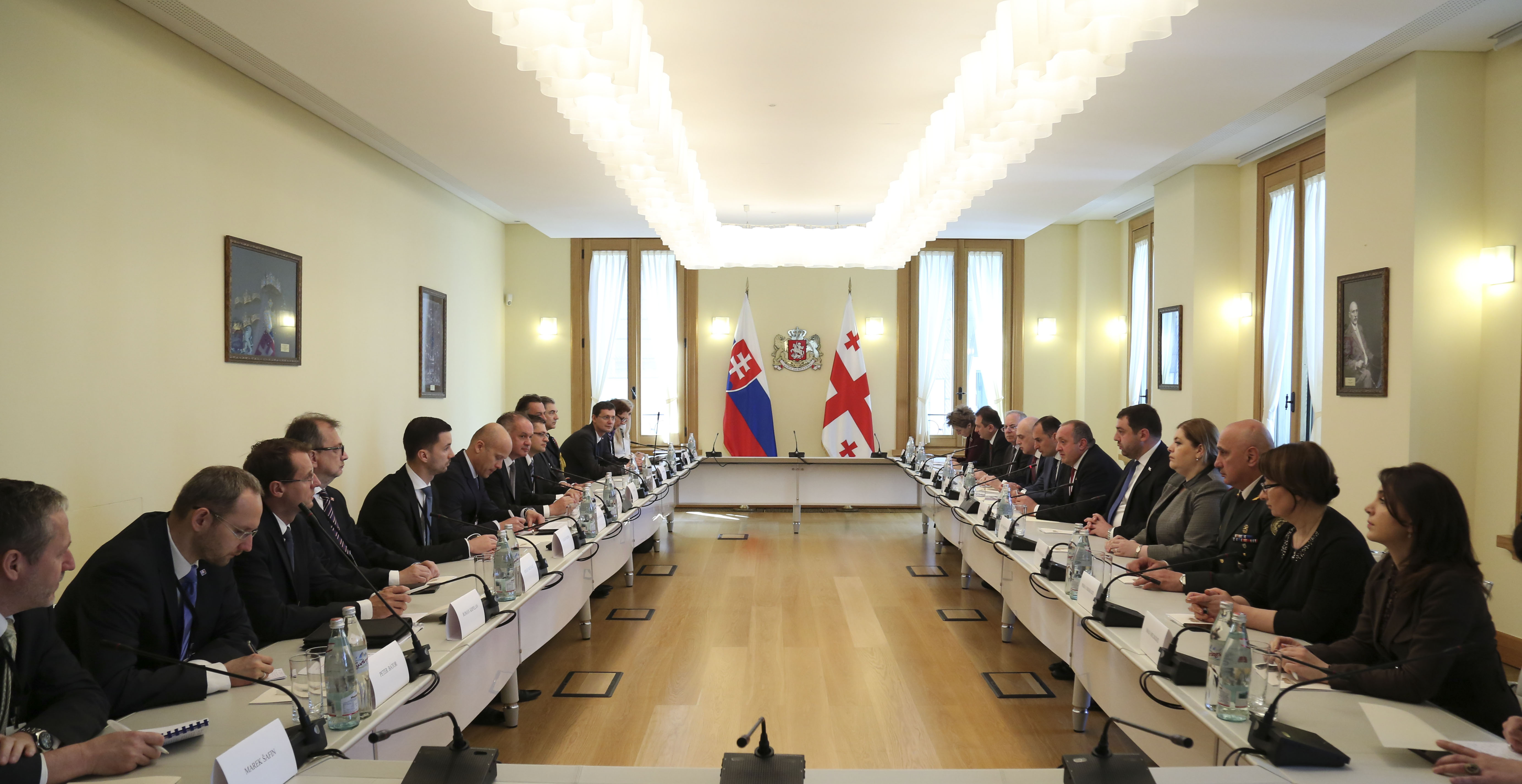 საქართველოს და სლოვაკეთის პრეზიდენტებმა შეხვედრა გაფართოებულ ფორმატში გამართეს
