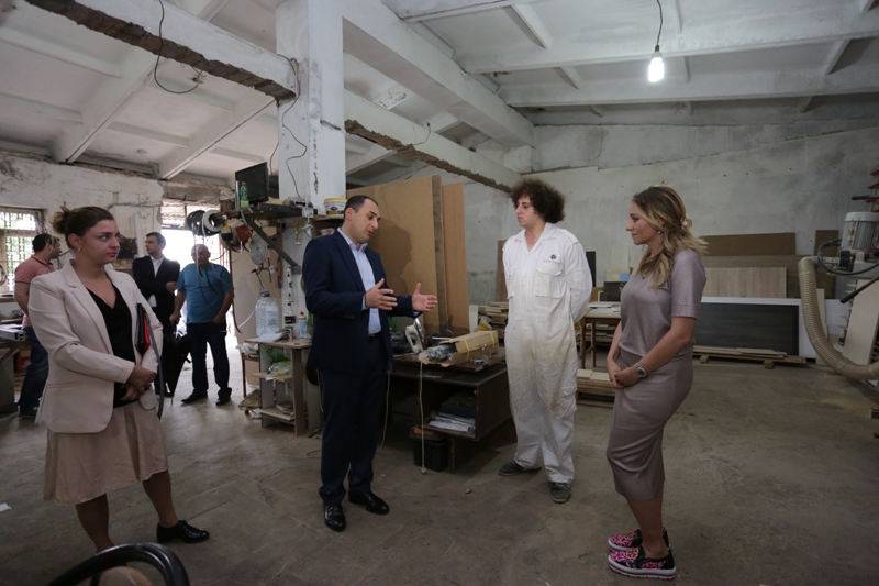 დიმიტრი ქუმსიშვილმა ბათუმში ავეჯის მწარმოებელ ამხანაგობა კომფორტი დაათვალიერა
