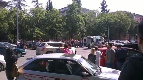 ვაჟა-ფშაველას გამზირზე ავტომობილი ორ გოგონას დაეჯახა