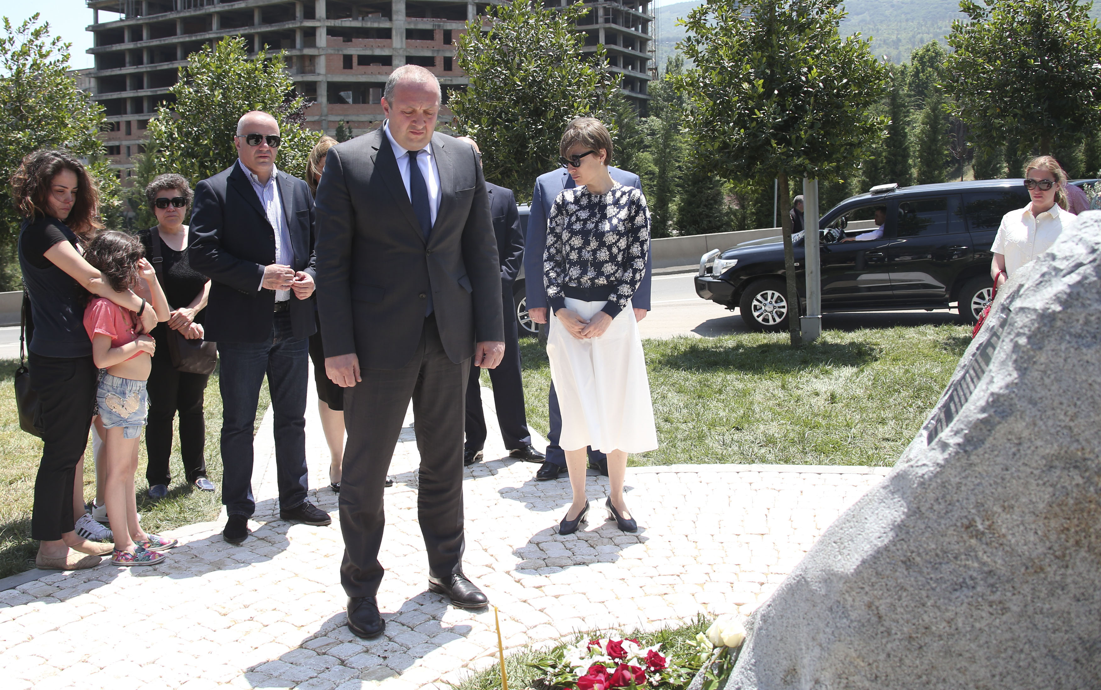 საქართველოს პრეზიდენტმა და პირველმა ლედიმ 13 ივნისს დაღუპულთა ხსოვნას პატივი მიაგეს