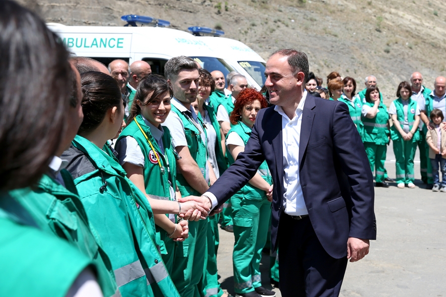 დავით ნარმანია 13 ივნისის სტიქიისას მორიგე ექიმებს შეხვდა