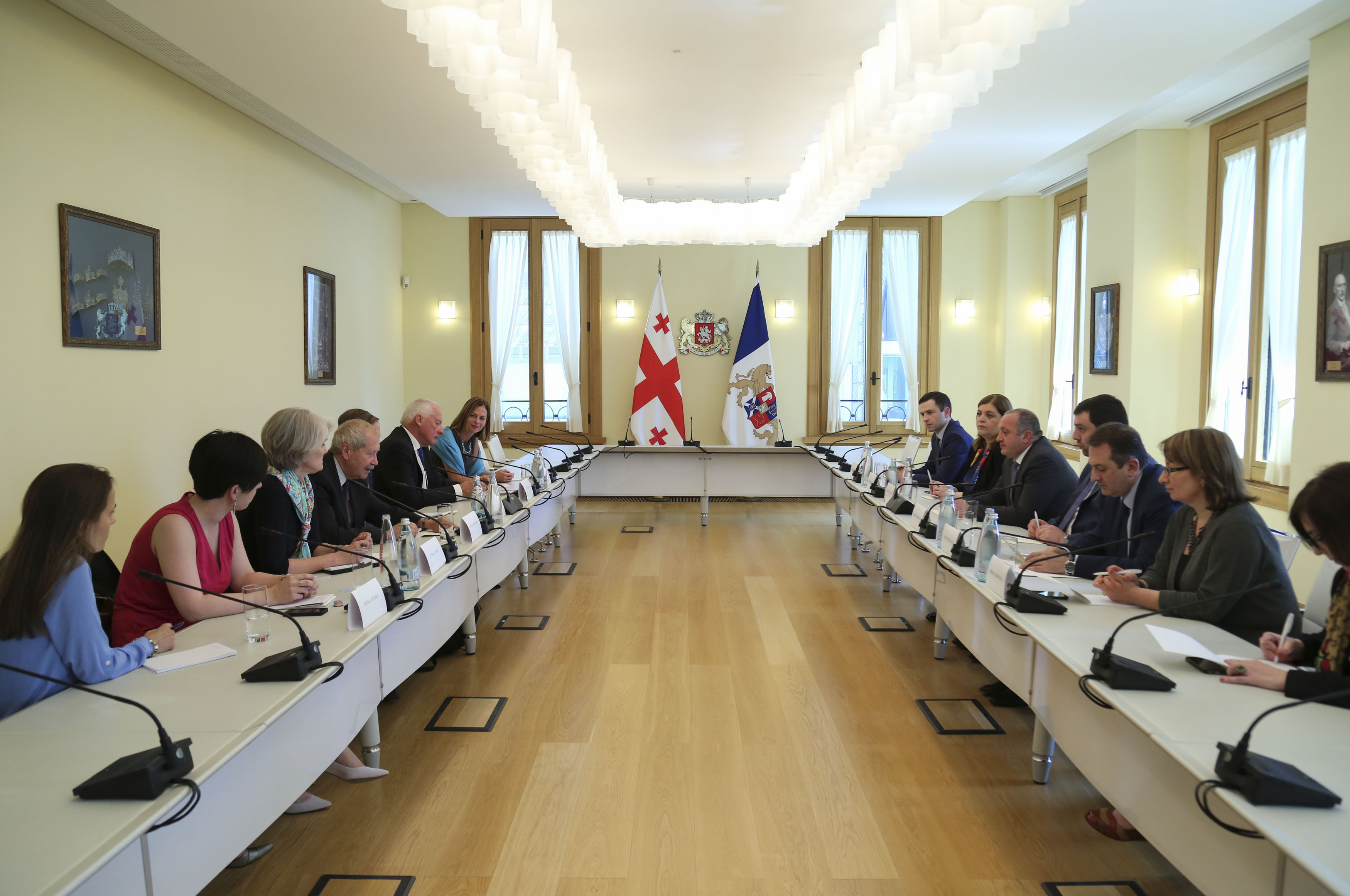 საქართველოს პრეზიდენტი NDI-ის წინასაარჩევნო პერიოდის შემფასებელთა მისიას შეხვდა