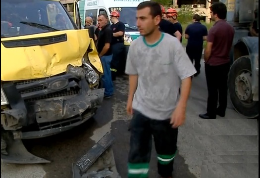  თბილისში სამარშრუტო ტაქსს ცემენტმზიდი შეეჯახა,  ექვსმა მგზავრმა დაზიანება მიიღო