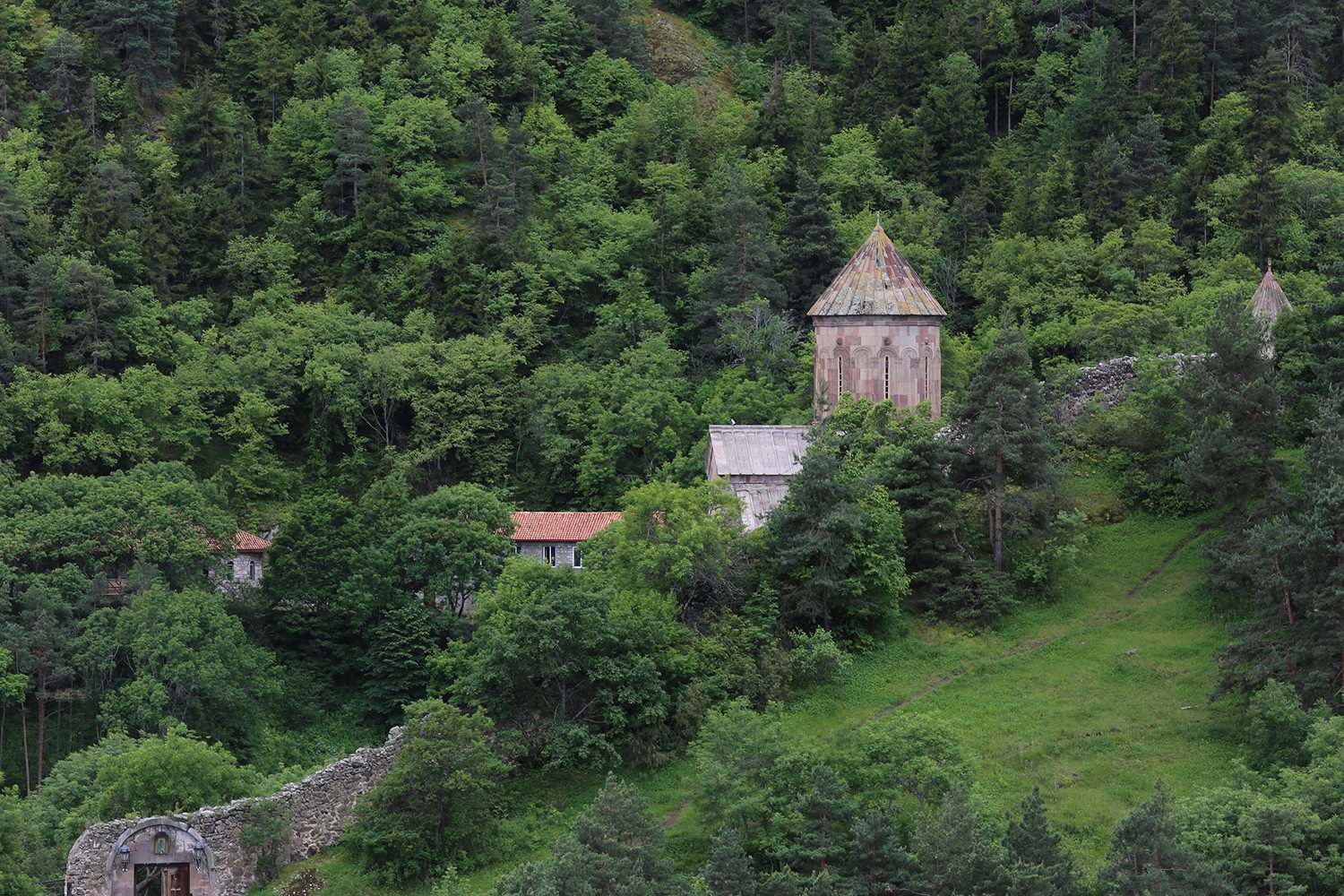 საფარის მონასტერთან მისასვლელი გზის რეაბილიტაცია მიმდინარეობს