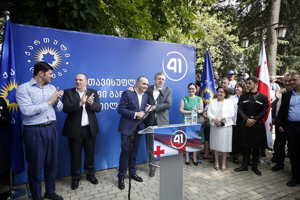 გიორგი კვირიკაშვილმა ზესტაფონში მოსახლეობას მაჟორიტარი დეპუტატობის კანდიდატი შალვა კიკნაველიძე წარუდგინა 