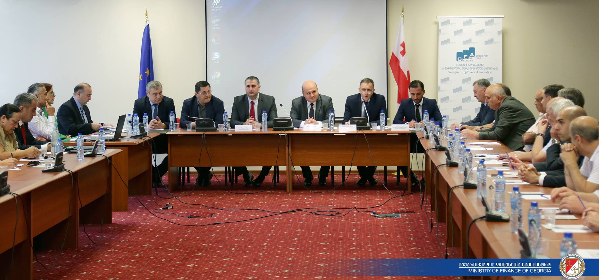 ფინანსთა მინისტრი ნოდარ ხადური ბიზნესსექტორის წარმომადგენლებს შეხვდა