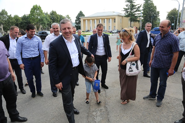 გიორგი კვირიკაშვილმა დუშეთში ადგილობრივებს ”ქართული ოცნების” მაჟორიტარობის კანდიდატი ზაქარია ქუცნაშვილი წარუდგინა