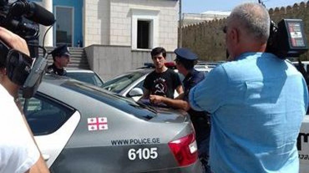 თემურ ფიფიამ ჟურნალისტს, ვლადიმერ პუტინის მისამართით მაისურზე დაწერილი შეურაცხმყოფელი სიტყვების გამო, ხელი დაარტყა