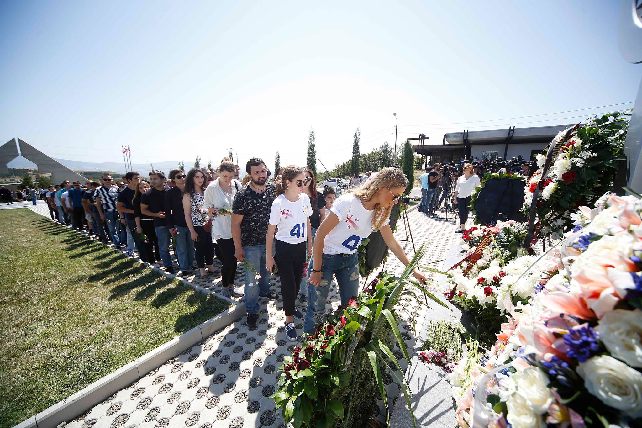 „ქართული ოცნების“ ახალგაზრდული ორგანიზაციის წევრებმა, აგვისტოს ომში დაღუპულ გმირთა მემორიალი გვირგვინით შეამკეს