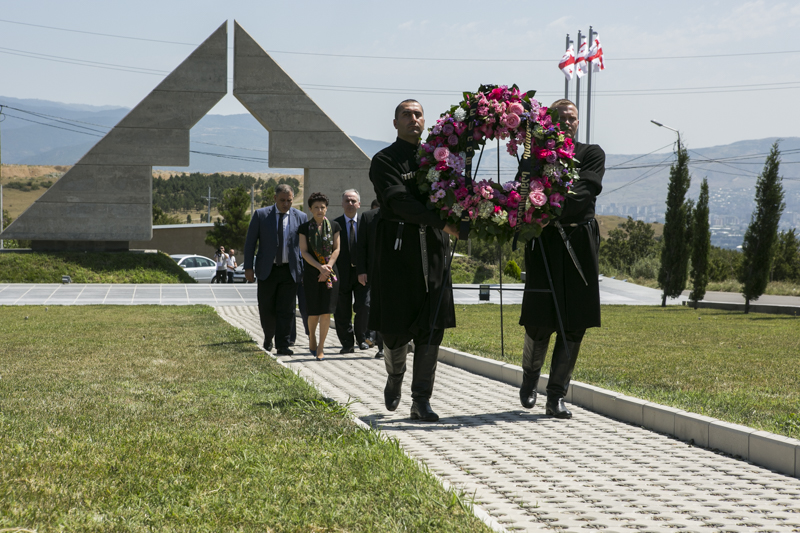 იუსტიციის მინისტრმა, მოადგილეებთან ერთად, აგვისტოს ომში დაღუპული ჯარისკაცების ხსოვნას პატივი მიაგეს