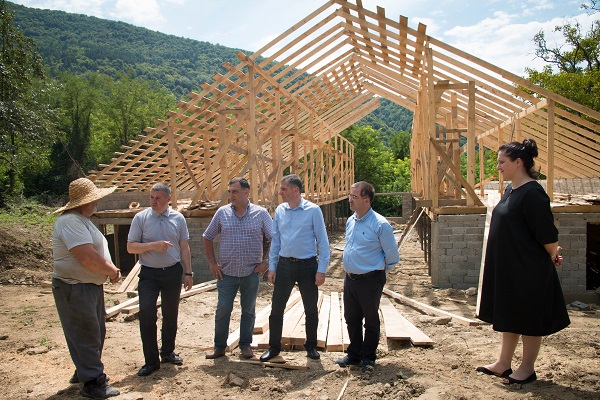 ოთარ დანელიამ ამბროლაურში მშენებარე ფერმა დაათვალიერა