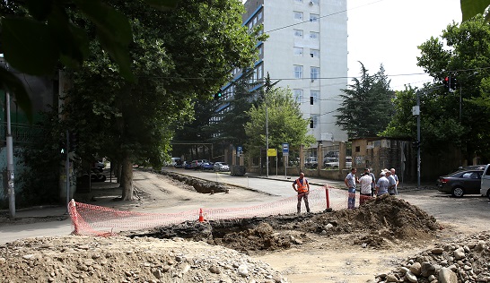 ჩარგლის ქუჩაზე გზის კაპიტალური შეკეთების სამუშაოები მიმდინარეობს