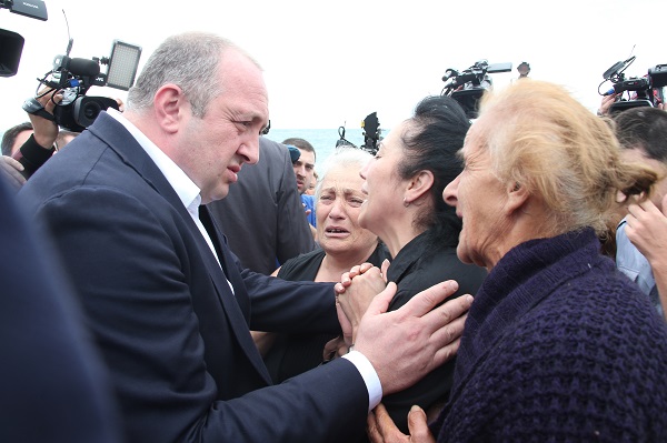 საქართველოს პრეზიდენტი დაკარგული ჯარისკაცების სამძებრო-სამაშველო ღონისძიებებს გონიოში გაეცნო