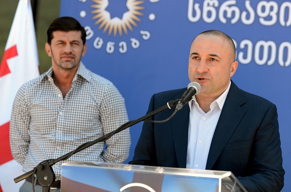 კვირიკაშვილმა წალკის მოსახლეობას მაჟორიტარი დეპუტატობის კანდიდატი კახა ოქრიაშვილი 