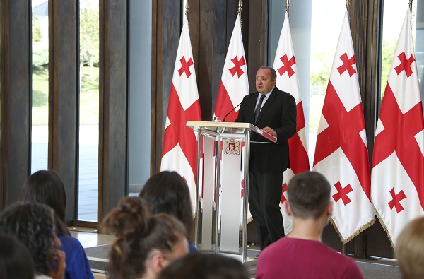 პრეზიდენტი კონსტიტუციის დღესთან დაკავშირებით პროექტის „მე და კონსტიტუცია“ მონაწილეებს შეხვდა 