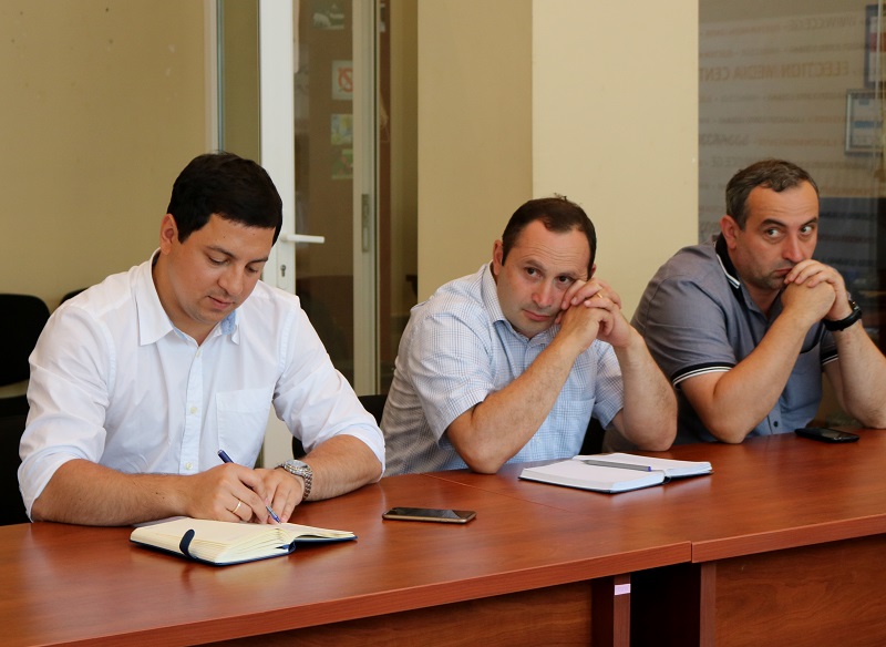 არჩილ თალაკვაძე არასამთავრობო ორგანიზაციების წარმომადგენლებს შეხვდა 