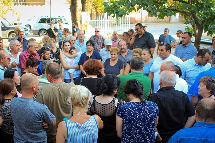 ქალაქ გორის "ქართული ოცნების" მაჟორიტარი დეპუტატობის კანდიდატი მოსახლეობას ინტენსიურად ხვდება  