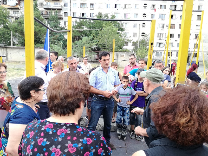 გიორგი ბეგაძე საარჩევნო კამპანიის ფარგლებში მე-17 მიკრორაიონის მოსახლეობას შეხვდა