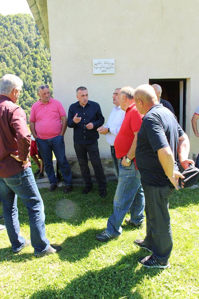 გოჩა ენუქიძე ლენტეხის სოფლების მოსახლეობას შეხვდა