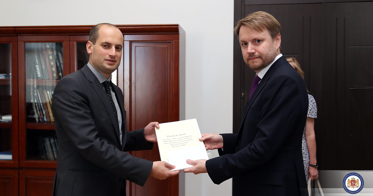მიხეილ ჯანელიძეს ჯასტინ მაკკენზი სმიტმა  რწმუნებათა სიგელის ასლი გადასცა 