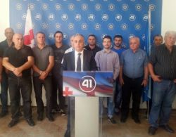 დიმიტრი ხუნდაძე მხარდამჭერებთან ერთად განცხადებას ავრცელებს
