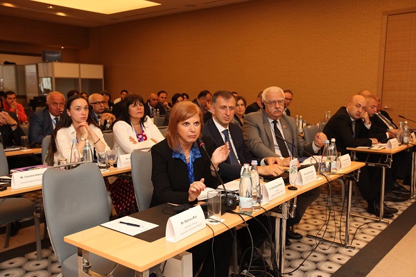 სამიტი, ევროპის რეგიონთა ასამბლეის პრეზიდენტმა, ჰანდე ბოზათლიმ და აჭარის მთავრობის თავმჯდომარემ, ზურაბ პატარაძემ მისასალმებელი სიტყვით გახსნეს