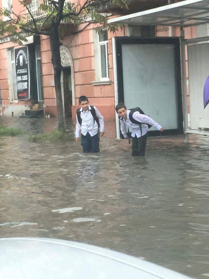 ბათუმის ცენტრალური ქუჩების ნაწილი ისევ დაიტბორა