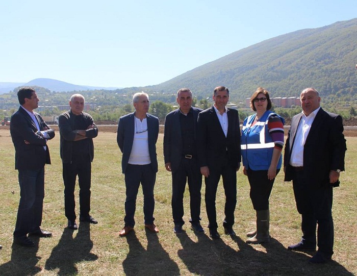 სამოქალაქო ავიაციის სააგენტოს პირველმა პირებმა დღეს ამბროლაურის აეროპორტის მშენებარე ინფრასტრუქტურა დაათვალიერეს