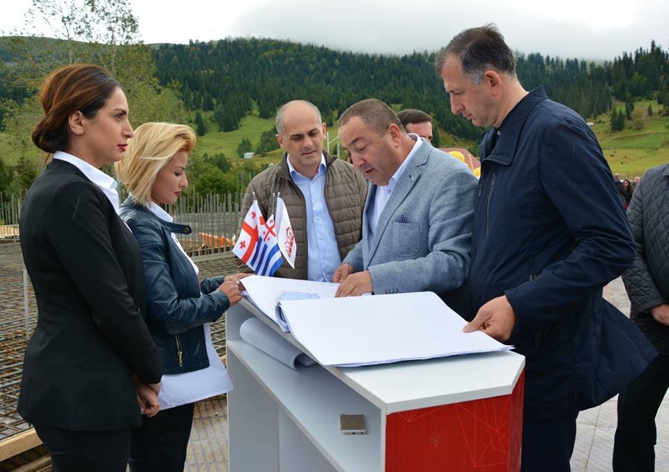 ზურაბ პატარაძე და რამაზ ბოლქვაძე „ალიანს ჯგუფის“ სასტუმროს მშენებლობის პროცესს გაეცნენ