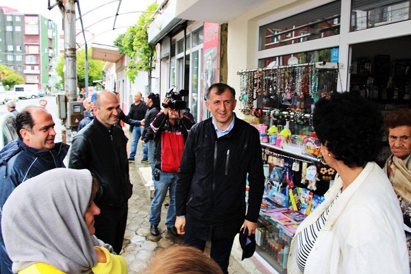 ზურაბ პატარაძე ქობულეთის სავაჭრო ცენტრში ადგილობრივ მოვაჭრეებს შეხვდა