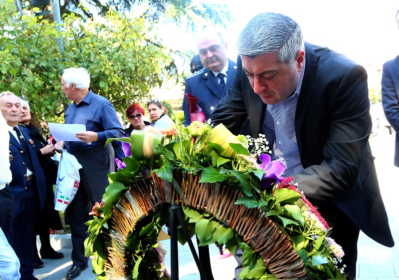 კახა კახიშვილმა გმირთა მემორიალი გვირგვინით შეამკო