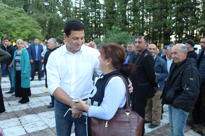 „ქართული ოცნების“ ოზურგეთის მაჟორიტარი დეპუტატობის კანდიდატი წინასაარჩევნო შეხვედრებს განაგრძობს