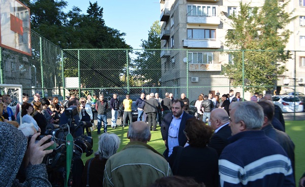 ბექა ნაცვლიშვილმა აფხაზეთის ომში დაღუპული მეომრის გია შიხიაშვილის სახელობის სათამაშო მოედანი გახსნა