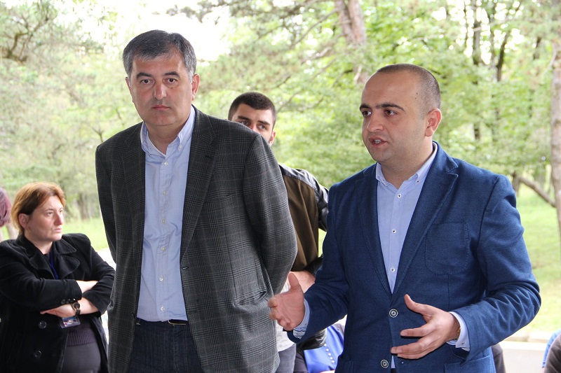 შალვა კიკნაველიძე და სოზარ სუბარი ზესტაფონში დევნილ მოსახლეობას შეხვდნენ