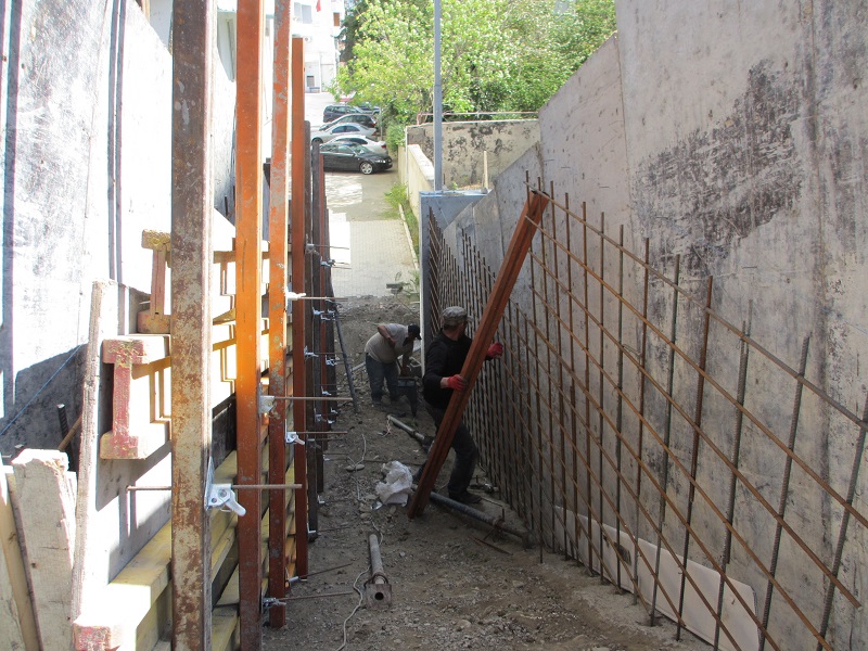 საბურთალოს რაიონში საყრდენი კედლების მშენებლობა გრძელდება
