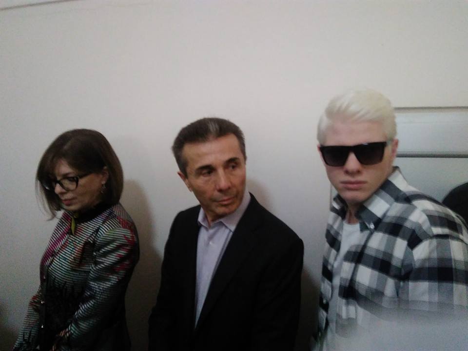 ბიძინა ივანიშვილი ხმის მისაცემად  ოჯახთან ერთად მივიდა