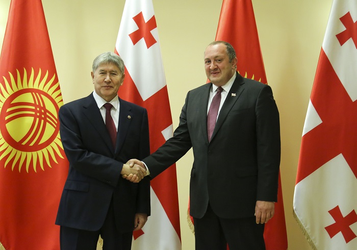 საქართველოს პრეზიდენტი ყირგიზეთის პრეზიდენტს გაფართოებულ ფორმატში შეხვდა
