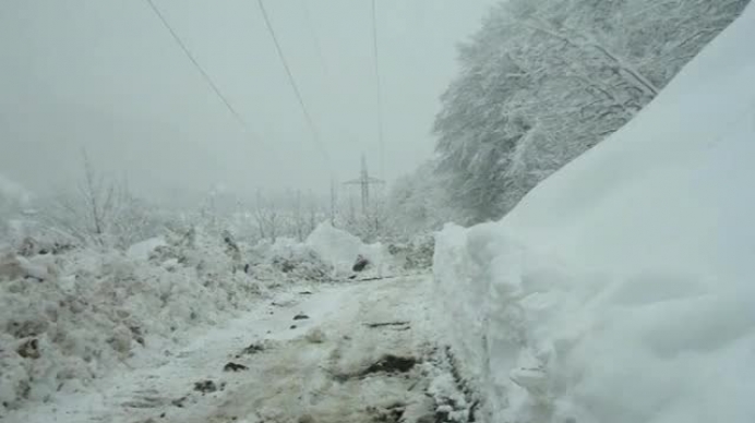 თუშეთის გზაზე, ზვავი ჩამოწოლის გამო, 2 ავტომობილი და 4 მგზავრია ჩარჩენილი