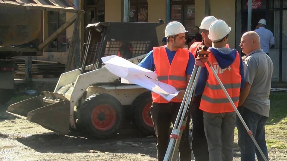 დაბა ჩაქვში  გზისა და სასტუმროს მიმდებარე ტერიტორიის კეთილმოწყობის სამუშაოები მიმდინარეობს