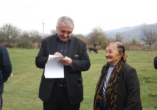 ვალერი გელაშვილი ხაშურის მოსახლეობასთან შეხვედრებს განაგრძობს